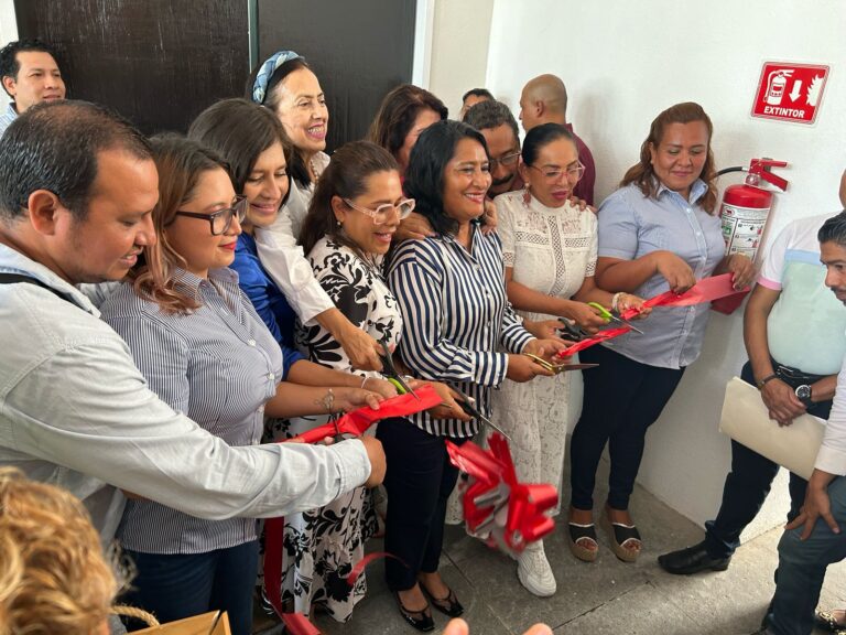 Entrega Abelina López Rodríguez sala de regidores reconstruida