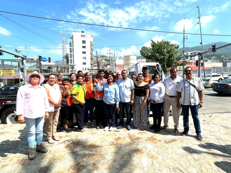 Entrega Presidenta Abelina unidad pesada para Saneamiento Básico