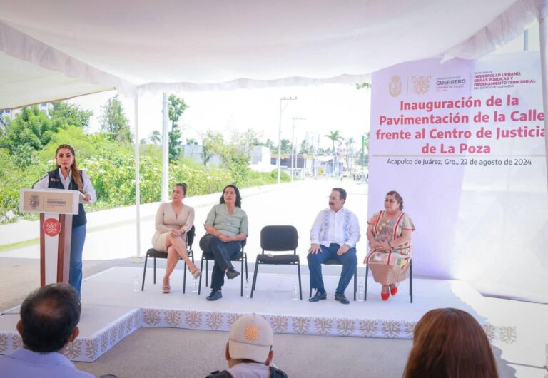 Inaugura la gobernadora la pavimentación de la calle Copacabana, frente al Centro de Justicia, en la colonia la Poza