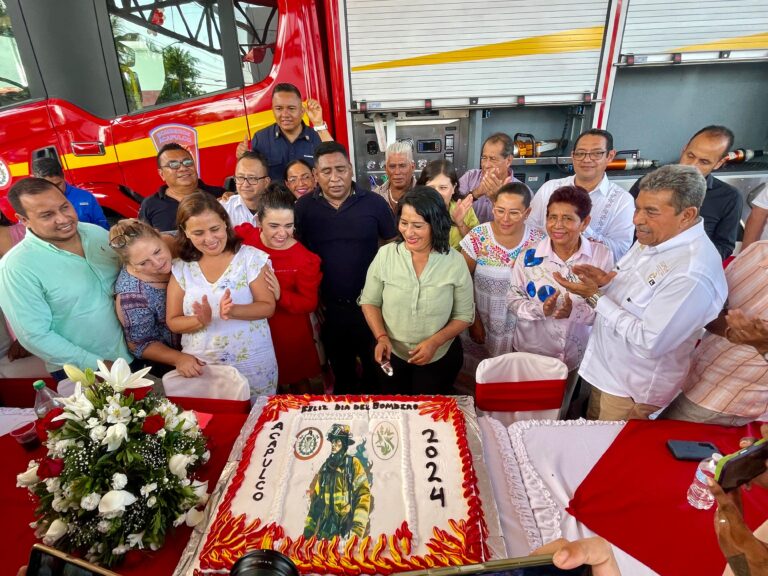 ¡Histórico! entrega Abelina camión moto-bomba a Bomberos de Acapulco