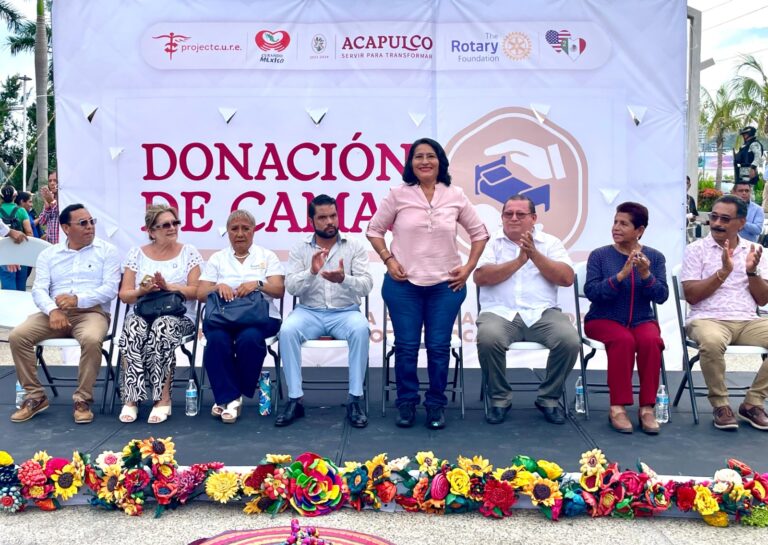 Entrega Presidenta Abelina camas donadas a población afectada por “Otis”