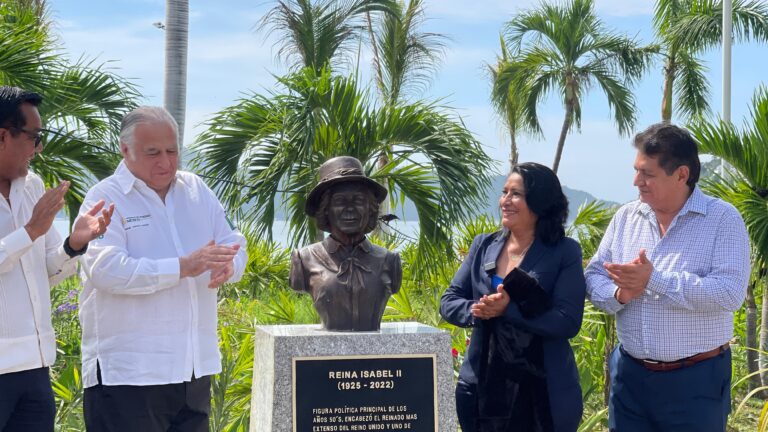 Devela Abelina junto a Miguel Torruco, bustos de personalidades internacionales
