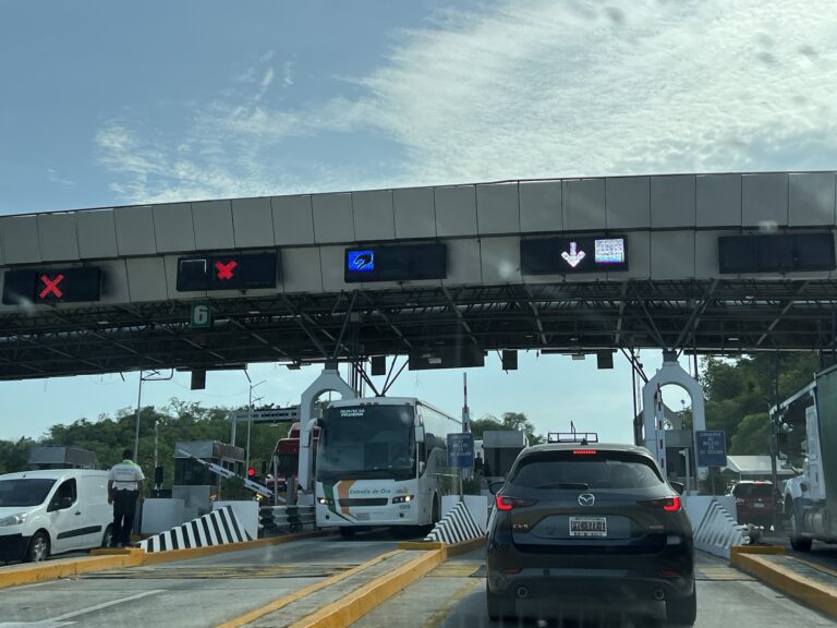 Largas filas en las casetas de Acapulco