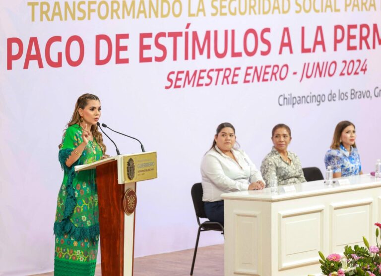Evelyn Salgado entrega estímulos a la permanencia a mil 600 servidores públicos del estado