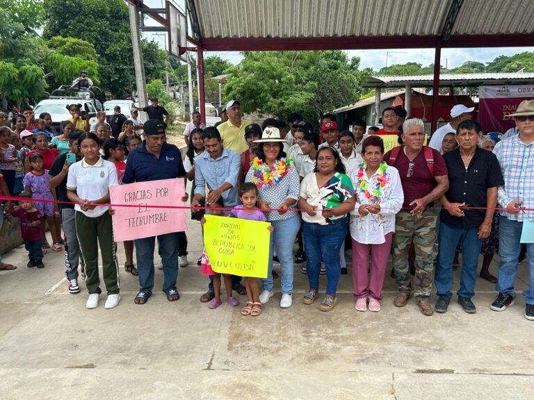 Entrega Abelina obras públicas en los poblados más lejanos de Acapulco