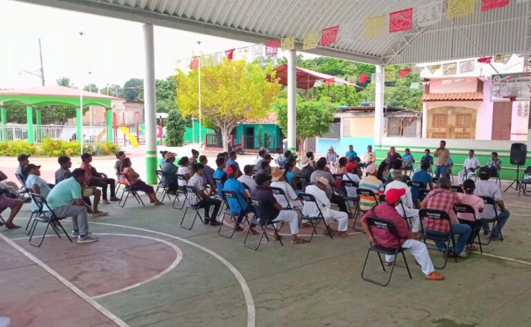 El acuerdo es que haya caminos artesanales para el 2025: Adelfo Regino a autoridades amuzgas de Ometepec