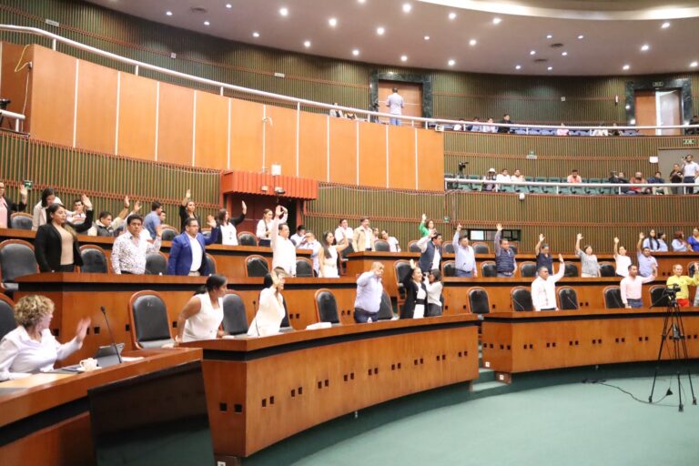 ILUMINAN EN COLOR DORADO EL CONGRESO, EN EL MARCO DEL MES DE CONCIENTIZACIÓN DEL CÁNCER INFANTIL