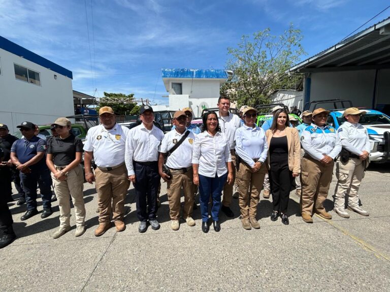 Entrega la Presidenta Abelina uniformes y equipamiento a policías municipales de Acapulco