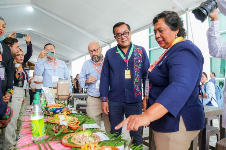 Promociona Evelyn Salgado la gastronomía guerrerense