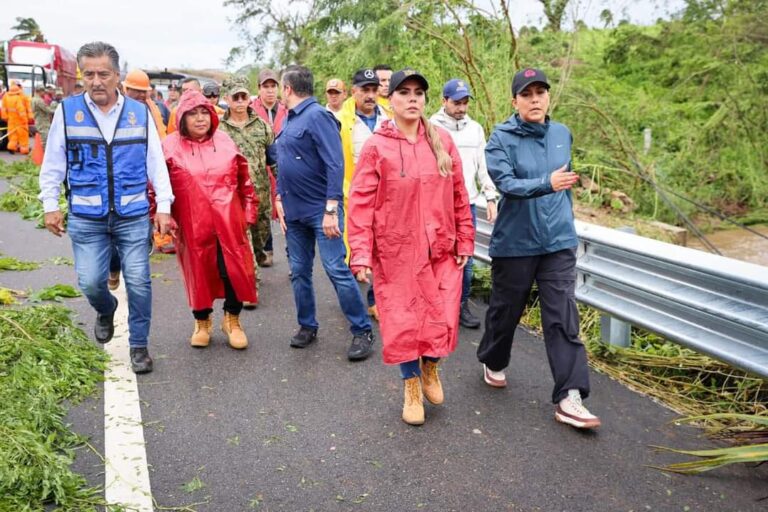 Coordina Evelyn Salgado trabajos con SICT y dependencias estatales para restablecer tramo por socavón en la Costa Chica