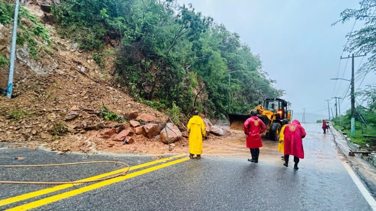 Instruye y supervisa la gobernadora Evelyn Salgado trabajos emergentes en la avenida Escénica debido a las lluvias por “John”