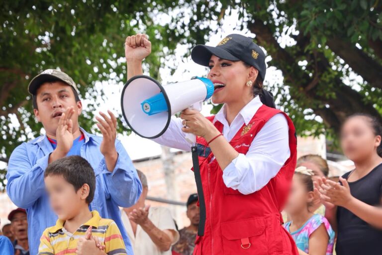 Evelyn Salgado lleva ayuda humanitaria a Jaleaca de Catalán en la sierra de Chilpancingo e implementa acciones para atender a damnificados por John