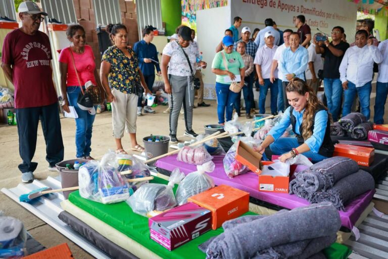 Lleva la gobernadora ayuda humanitaria a la población de la Costa Chica afectada por John