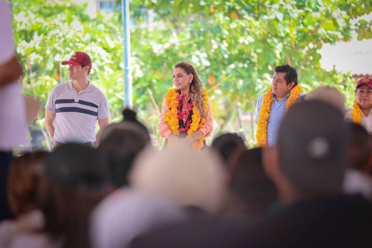 La gobernadora Evelyn Salgado entregó apoyos a familias de la colonia Campestre de La Laguna de Acapulco