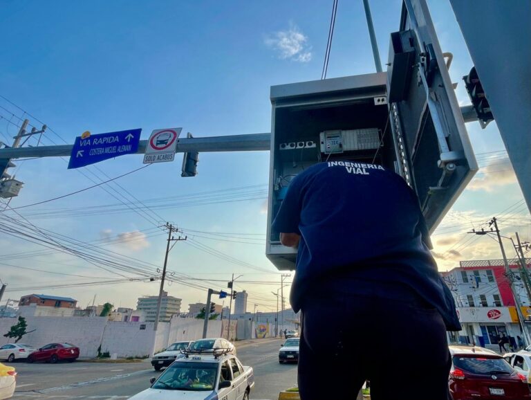 Repara Gobierno de Acapulco de manera inmediata semáforos de la ciudad