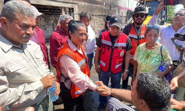 Agradecen locatarios del Mercado Central a Abelina López Rodríguez por sofocar incendio de manera inmediata