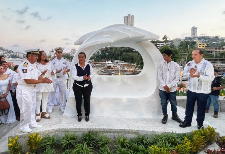Devela Abelina López Rodríguez escultura “Viento en Reposo” en honor a víctimas de “Otis”