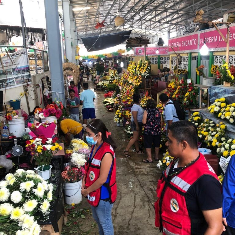 Realiza Mercados recorridos para mantener espacios libres y limpios por Día de Muertos