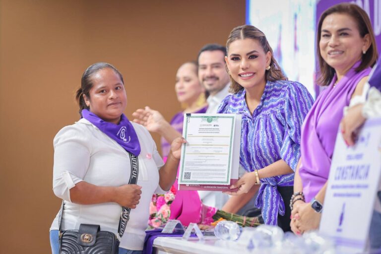 Empodera gobierno de Evelyn Salgado a más de 3 mil mujeres con la «Tarjeta Violeta» en Guerrero