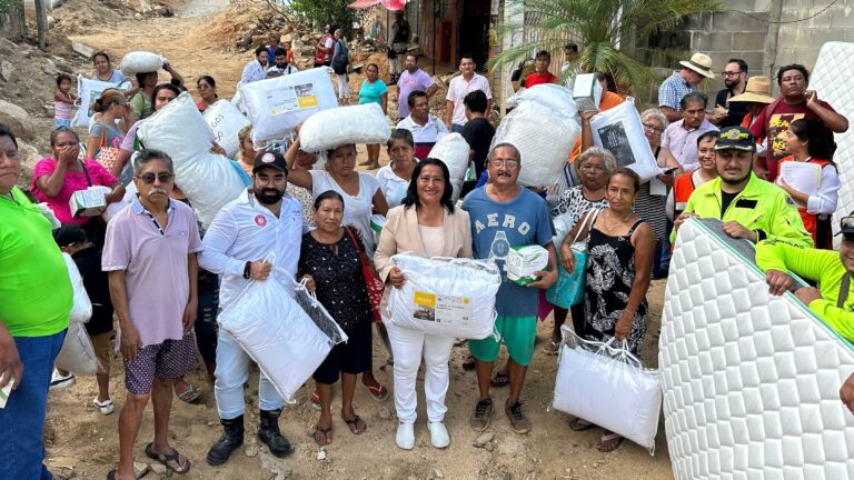 Entrega Abelina López Rodríguez donativos a damnificados de colonia Libertad