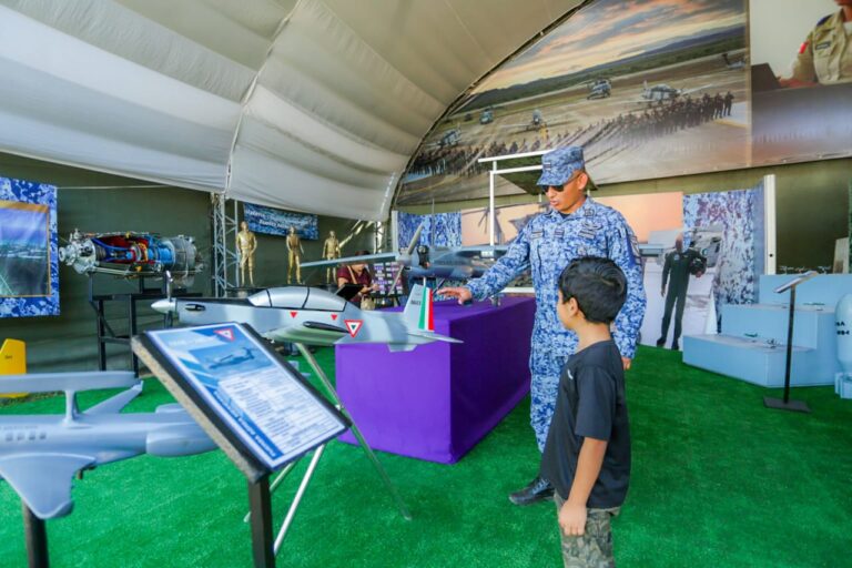 Turistas, residentes y estudiantes disfrutan la Expo Militar «La Gran Fuerza de México» en Acapulco
