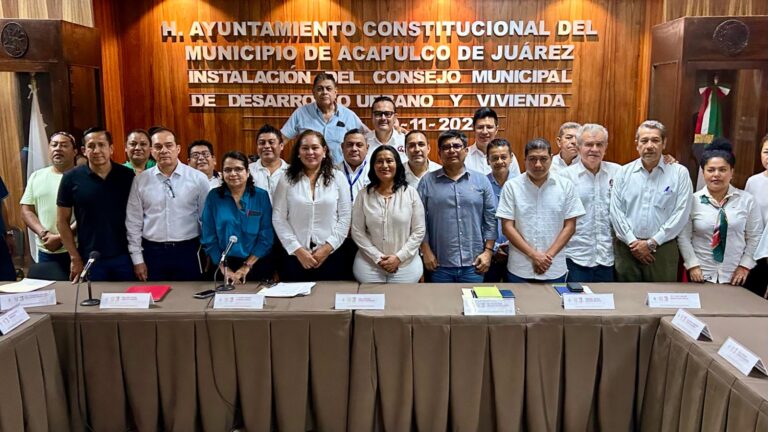 ”Vamos juntos por la reconstrucción de Acapulco”: Abelina López Rodríguez  *Instala Gobierno de Acapulco el Consejo Municipal de Desarrollo Urbano y Vivienda  *Después de Otis cambiarán las reglas para construcciones futuras, anuncia la Presidenta  Acapulco, Gro., 19 de noviembre de 2024.- En la ruta de la reconstrucción de Acapulco después de los huracanes “Otis” y “John”, el Gobierno que dirige Abelina López Rodríguez, en coordinación con la administración estatal y sociedad civil, instaló el Consejo Municipal de Desarrollo Urbano y Vivienda.  “Juntos con fuerza y corazón podemos reconstruir a Acapulco”, expresó la Presidenta Municipal en la Sala de Cabildo Juan R. Escudero, donde se instaló este consejo, presidido por la secretaria de Desarrollo Urbano y Obras Públicas de Acapulco, María Melida Campos García.  En su mensaje, la primera autoridad del municipio señaló la corrupción mediante la cual, administraciones anteriores expidieron permisos de construcción en zonas de humedales como Diamante y es ahora la población de esa área, quienes pagan las consecuencias.  “Hoy estamos pagando los costos de la anarquía que ha vivido esta ciudad, no es nada ajeno las inundaciones en la zona Diamante. El espejismo de la corrupción hoy nos tiene aquí y nos ha tenido en el ojo del huracán, porque se desarrolló una zona valiendo toda regla, no importando el cambio climático, no importando zona de humedales”, expresó la alcaldesa.   La alcaldesa reflexionó que después de fenómenos hidrometeorológicos como “Otis”, ya nada es igual y esto marca la pauta para las construcciones a futuro.   Momentos después de tomar protesta a integrantes del consejo, el subsecretario de Desarrollo Urbano y Ordenamiento Territorial de Guerrero, Francisco Javier Romero Pérez, en su calidad de secretario técnico del consejo y en representación de la secretaria de Desarrollo Urbano, Obras Públicas y Ordenamiento Territorial, Irene Jiménez Montiel, puso énfasis en temas importantes como el Reglamento Interno del Consejo Municipal de Desarrollo Urbano y Vivienda y el Reglamento Interno del Comité Técnico Ciudadano, uso de suelo y Acapulco como ciudad regional.  Asistieron a esta actividad, la secretaria técnica del consejo, Sonia Arriaga Irabien, de la Dirección de Desarrollo Urbano y Vivienda del Ayuntamiento de Acapulco; el subsecretario de Asuntos Jurídicos, Agustín Ramírez Hernández, en representación de la secretaria General del Ayuntamiento, Leticia Lozano Zavala; el regidor presidente de la Comisión de Desarrollo Urbano y Obras Públicas, Juan Carlos Manrique García, funcionarios municipales, representantes de cuerpos colegiados y de la zona rural de Acapulco.