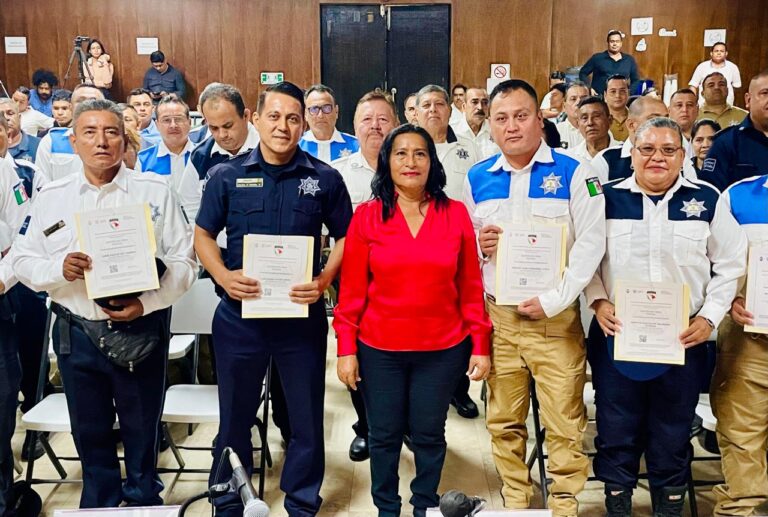 Entrega Abelina López Rodríguez Certificado Único Policial a 35 oficiales