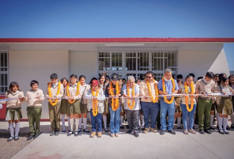 Entrega Evelyn Salgado aulas por 2 MDP de inversión en Telesecundaria de la colonia Nuevo Mirador