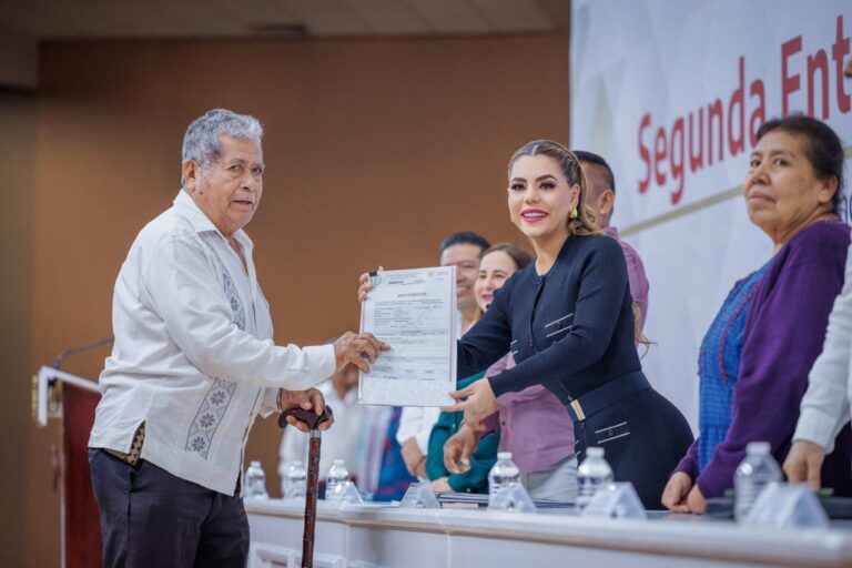 Entrega Evelyn Salgado títulos de propiedad a 250 familias de diversos municipios de Guerrero