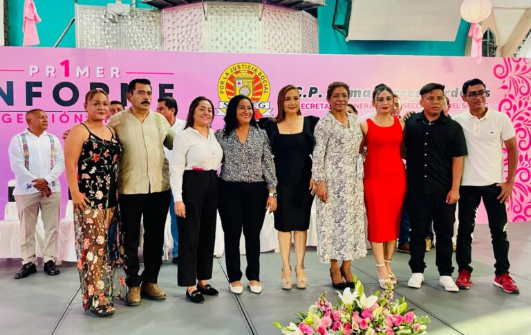 Reconocen trabajadores a Abelina López Rodríguez por cumplir con sus logros sindicales