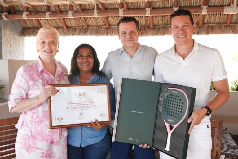 Visita Abelina López Rodríguez a pionero del pádel en Acapulco