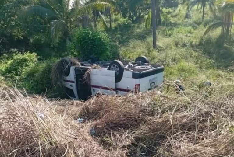 Resultan varias personas lesionadas tras volcarse una urvan en el municipio de #AtoyacDeÁlvarez