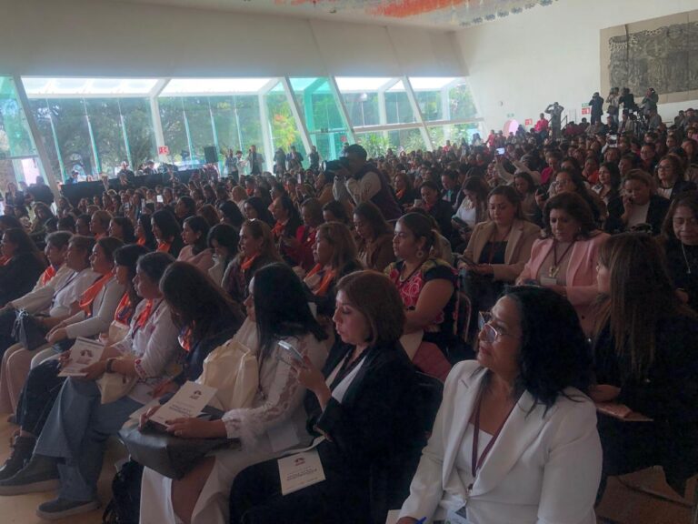 Representa Abelina López Rodríguez a Acapulco en el primer encuentro “Las Presidentas a Los Pinos”