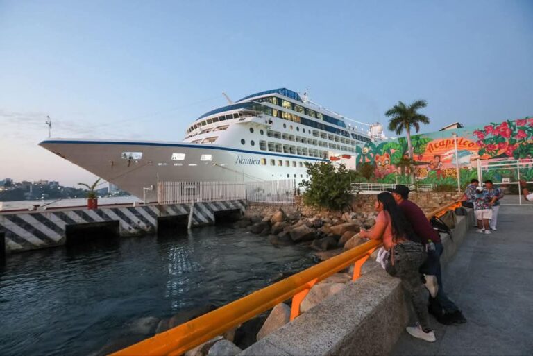 Llega al puerto de Acapulco el primer crucero del 2025, MS Náutica con más mil personas a bordo