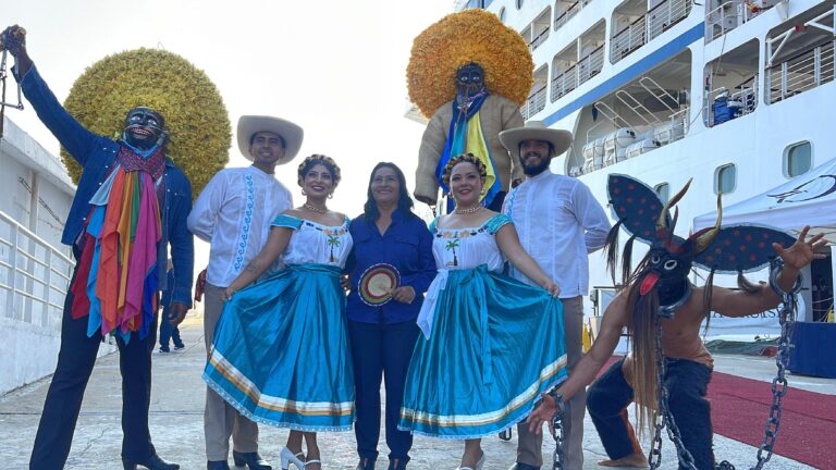 Recibe Abelina López Rodríguez al primer crucero del 2025