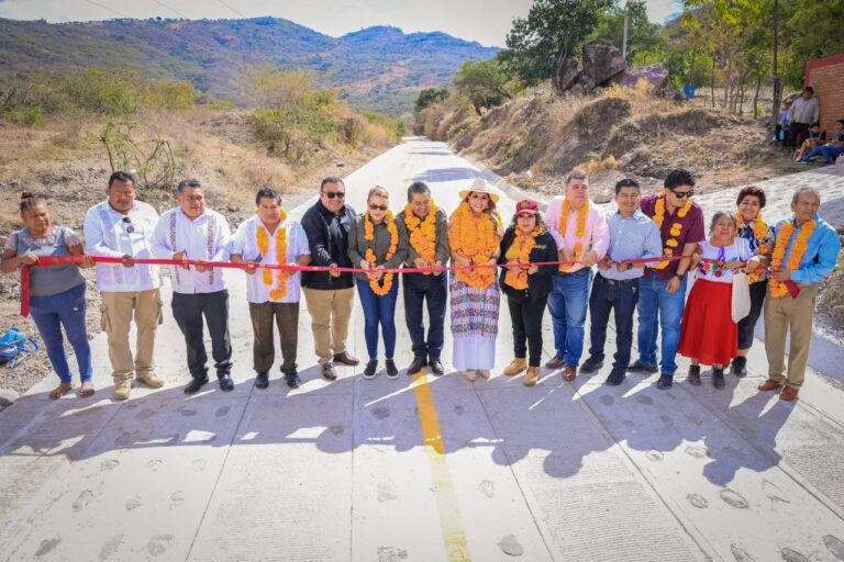 Inaugura Evelyn Salgado camino artesanal en Tlapa con más de 20 MDP de inversión