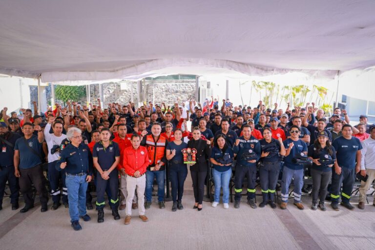 Evelyn Salgado fortalece la Protección Civil con uniformes para brigadistas y bomberos de Guerrero