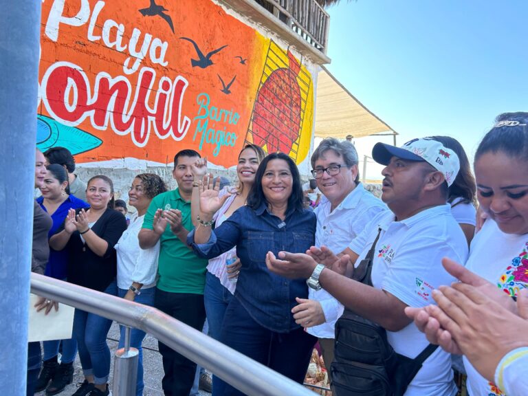 Entrega Abelina López Rodríguez accesos a playa Bonfil y Condesa