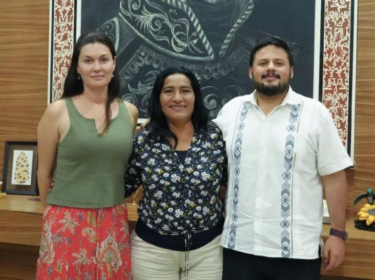 Se reúne Abelina López Rodríguez con Sebastián Ramírez y Lyndia Quiroz para continuar reconstruyendo Acapulco