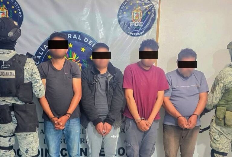 Detienen a 4 con armas, droga y dinero en la comunidad de Chimaltepec, en el municipio de Alcozauca