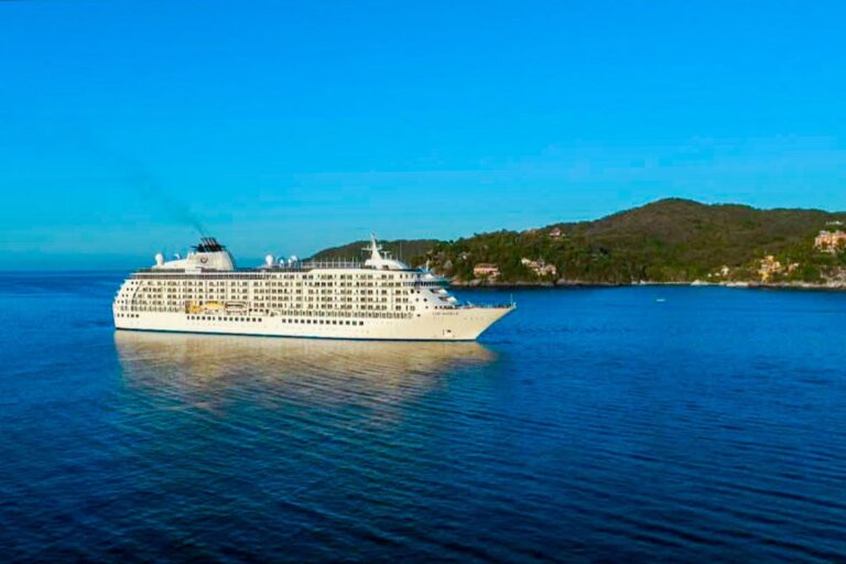 Ixtapa-Zihuatanejo recibió al exclusivo barco residencial “The world”