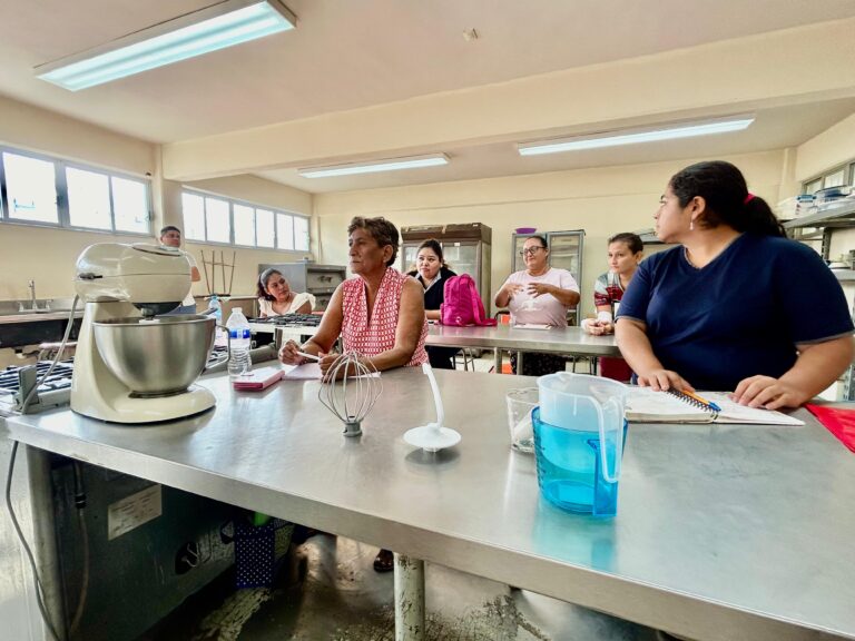 Impulsa Gobierno de Abelina López Rodríguez capacitación para micro y pequeños empresarios