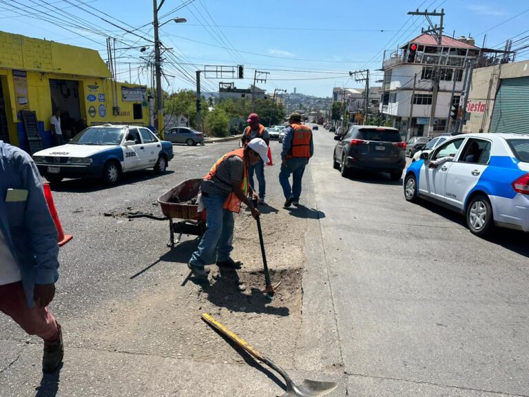 Continúa el Gobierno de Acapulco programa de bacheo en la ciudad