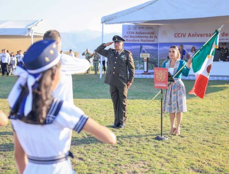 La gobernadora encabezó la ceremonia de izamiento de la Bandera Monumental para conmemorar el 204 aniversario del lábaro patrio en Iguala