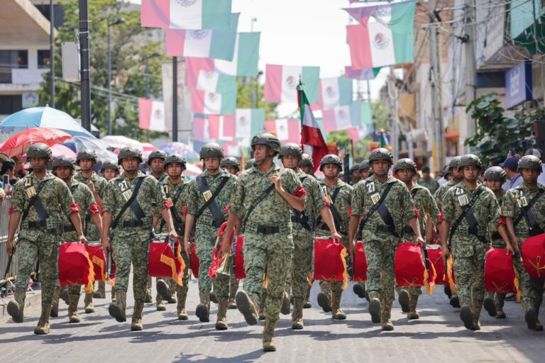 Iguala se viste de gala: Desfile cívico-militar honra el 204° Aniversario de la Bandera Nacional