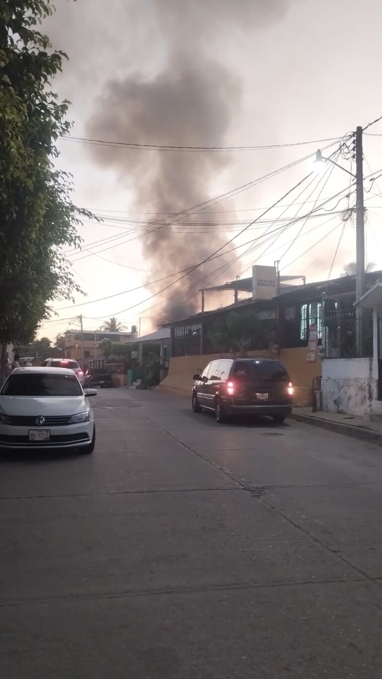 Se incendia una casa en una calle de Tecpan