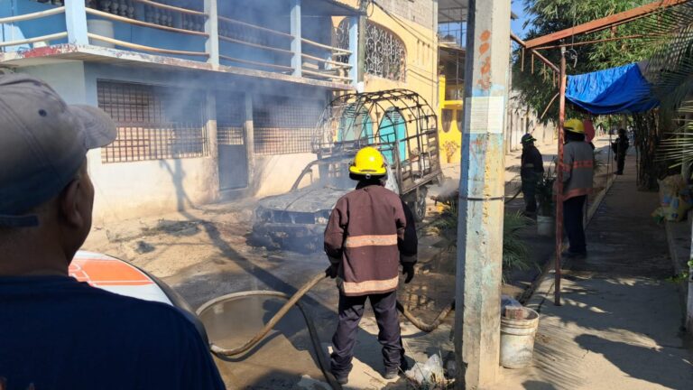 Incendio de camioneta del servicio público en Ciudad Renacimiento