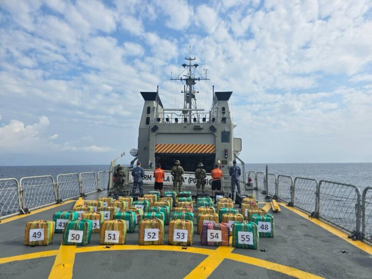 Marina asegura en la mar cerca de dos toneladas de presunta cocaína, frente a las costas de Chiapas