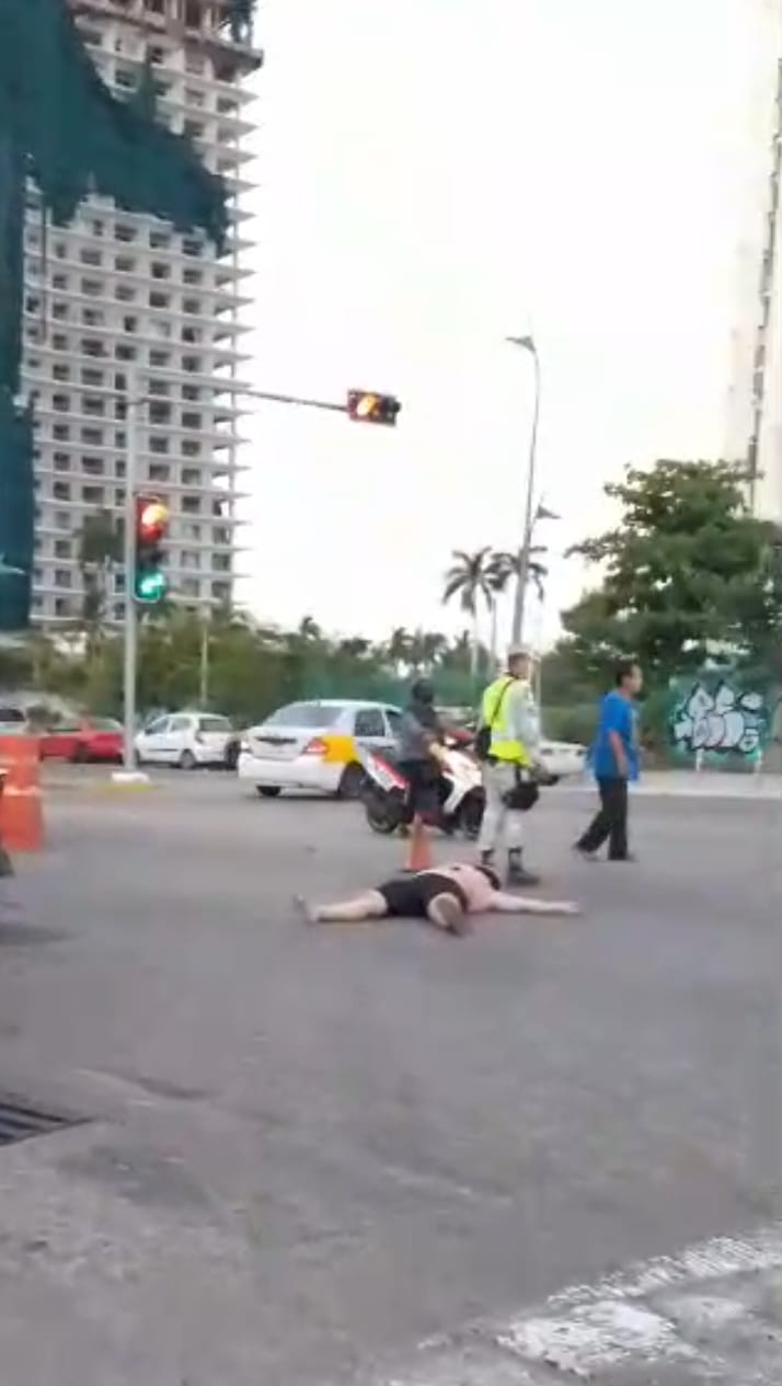 Una mujer y un hombre a bordo de una motocicleta chocaron contra un taxi en la avenida Costera