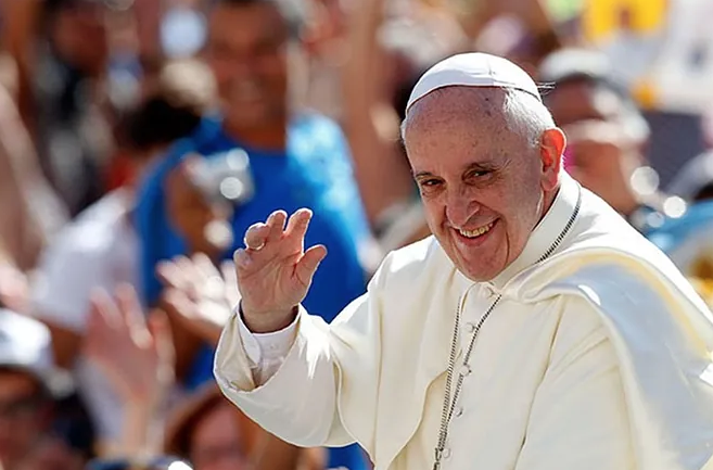 Mejora pero seguirá con oxígeno, informa el Vaticano